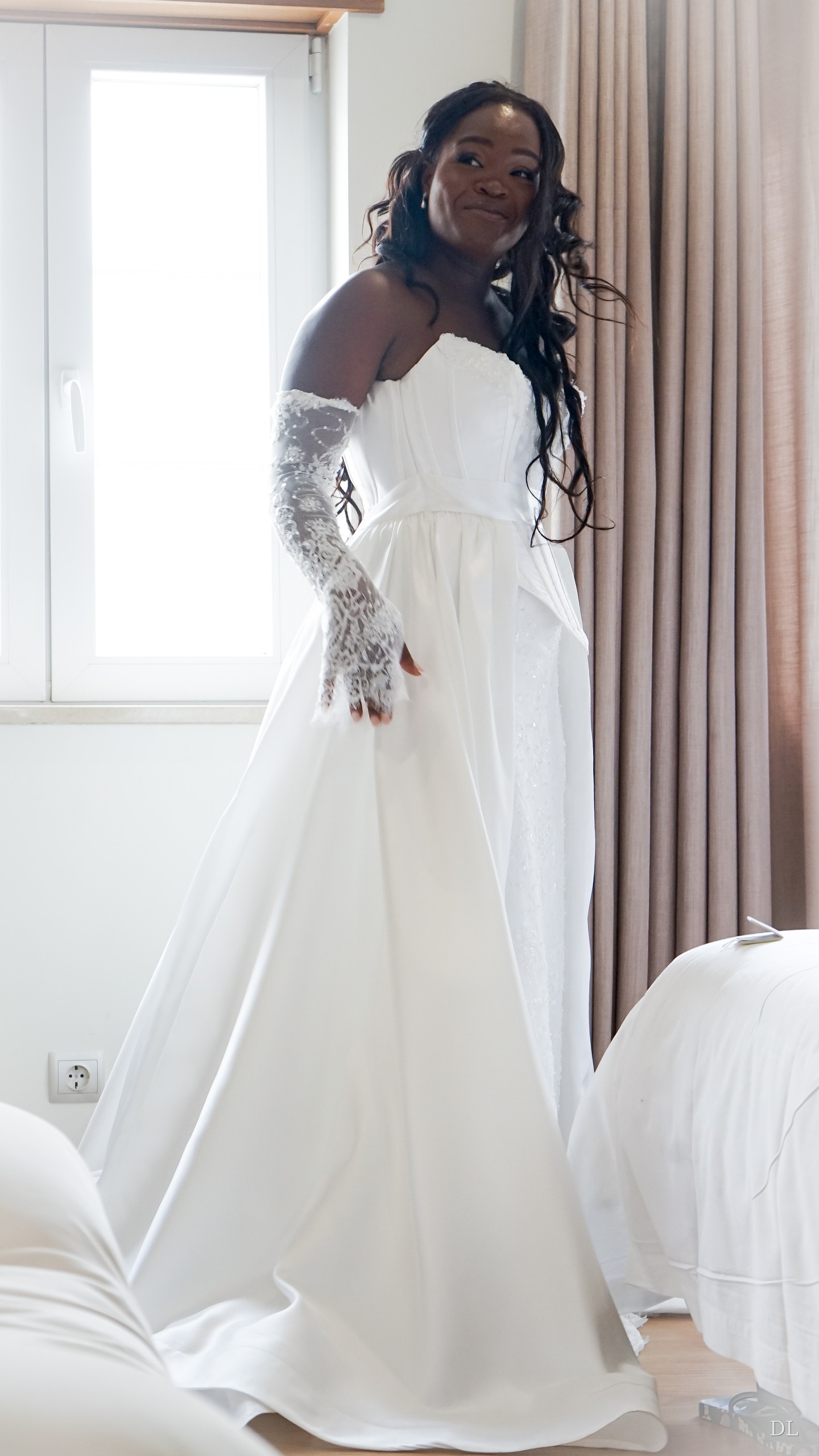 Alessandra, pronta para o casamento, junto à janela