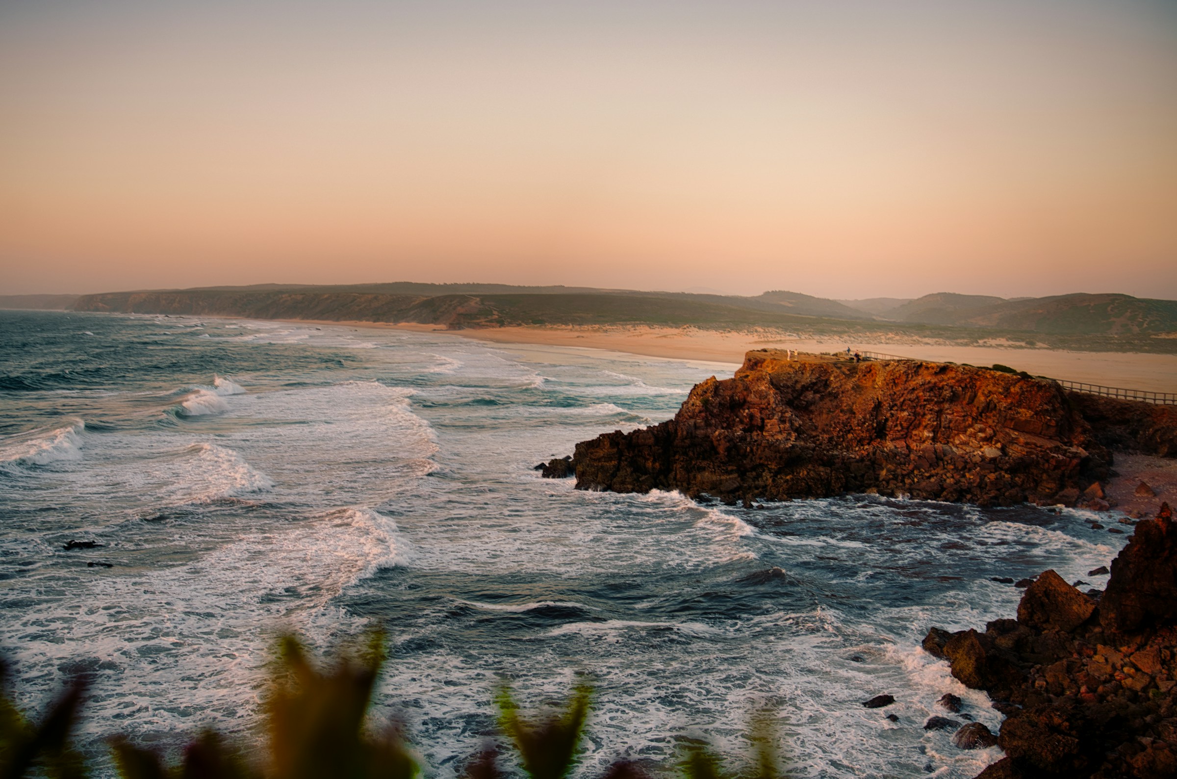 A luz do entardecer sobre a Praia da Bordeira, no Algarve