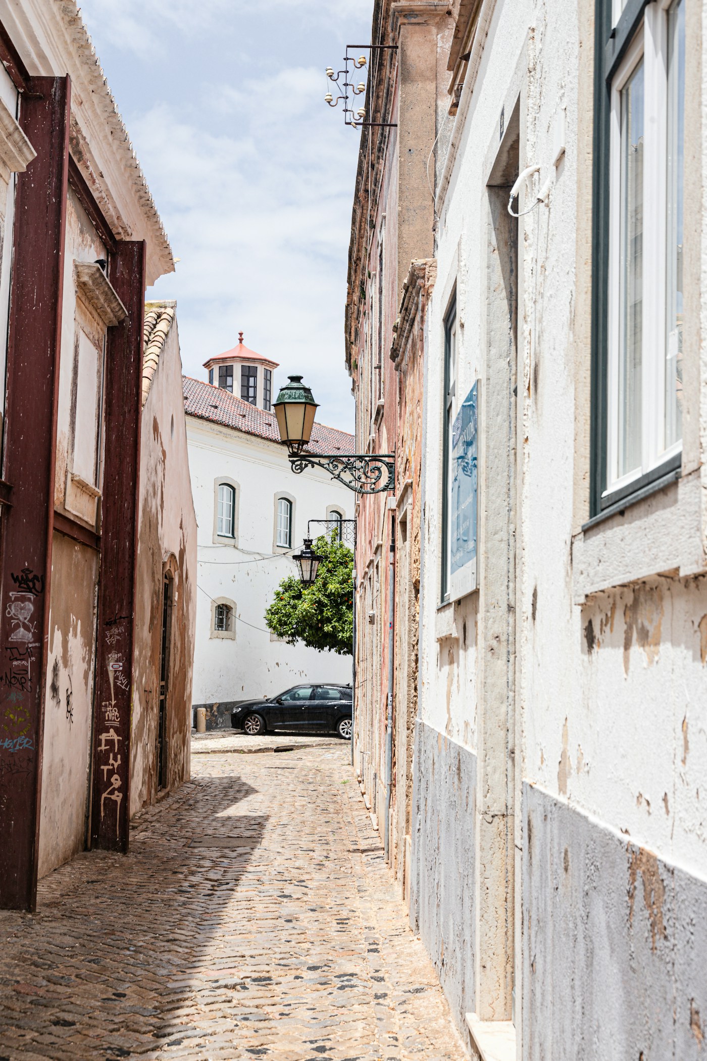 Uma rua de Faro, fotografia de atmosfera de micheile henderson